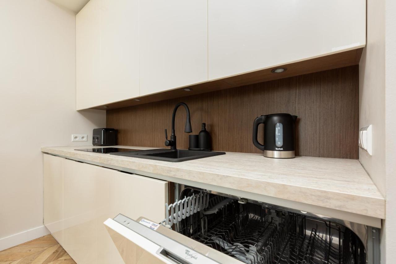 Platinum Towers Apartment With Parking By Renters Prestige Варшава Екстериор снимка