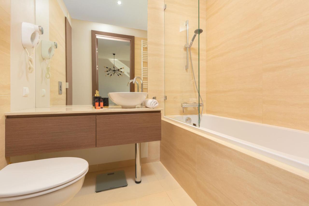 Platinum Towers Apartment With Parking By Renters Prestige Варшава Екстериор снимка