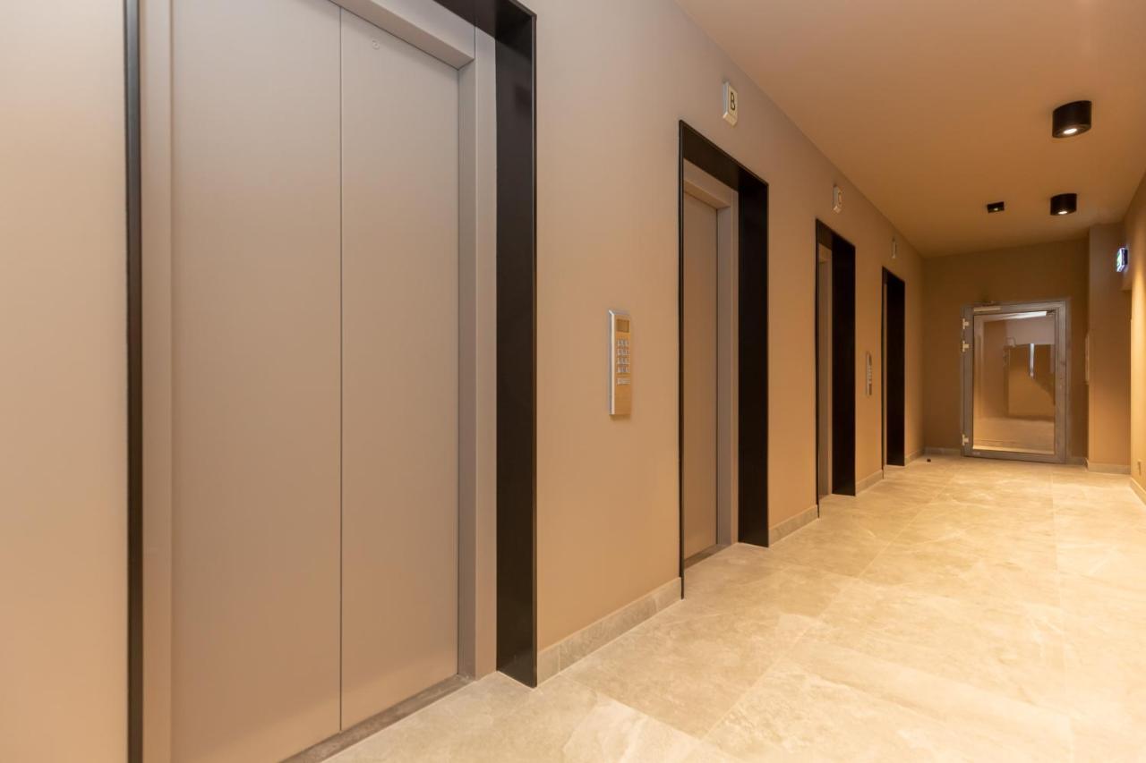 Platinum Towers Apartment With Parking By Renters Prestige Варшава Екстериор снимка