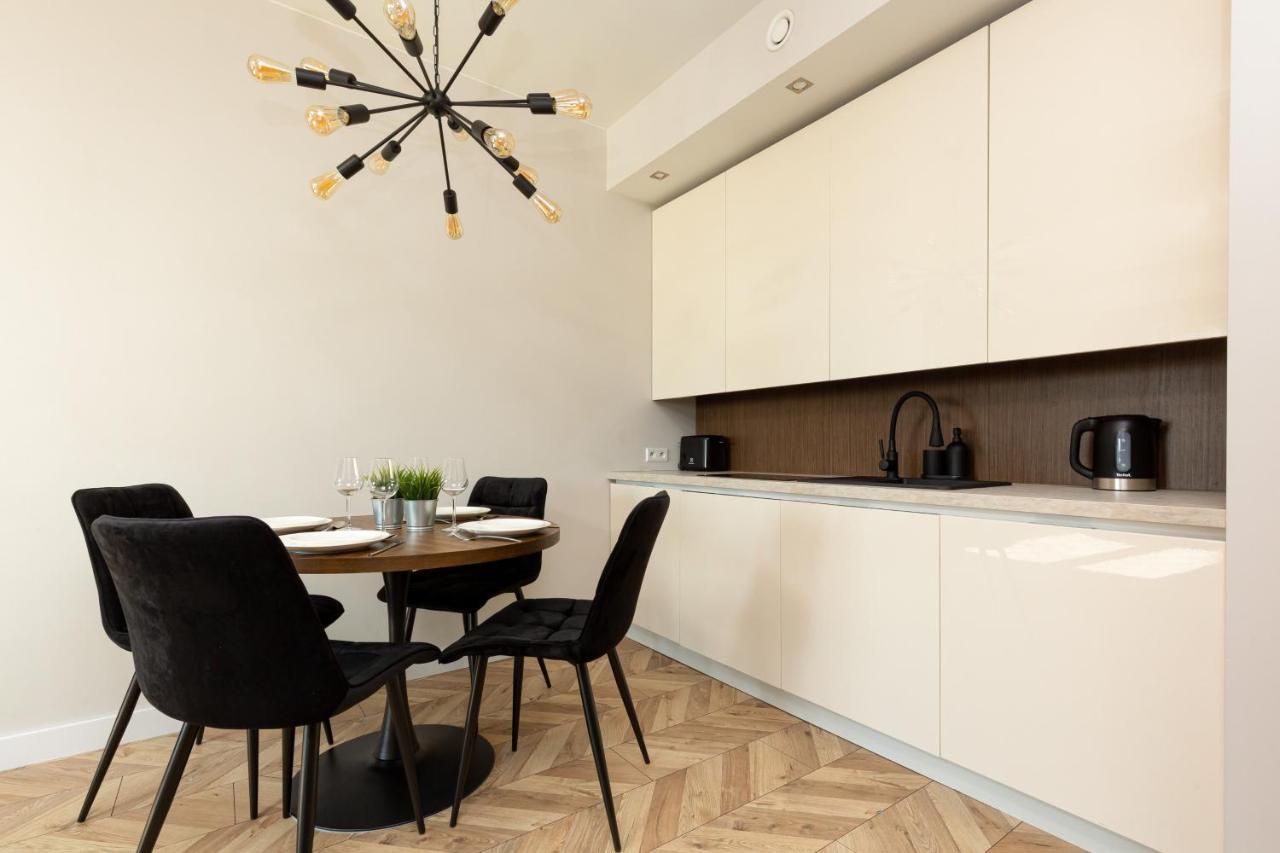 Platinum Towers Apartment With Parking By Renters Prestige Варшава Екстериор снимка